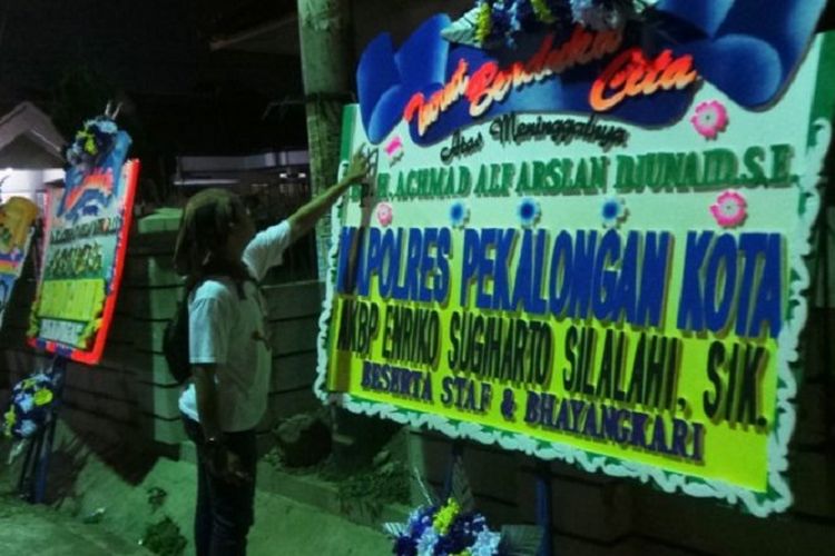 Deretan karangan bunga berada di tepi jalan sekitar rumah duka, Jalan Toba, Pekalongan, Kamis (7/9/2017) malam. 