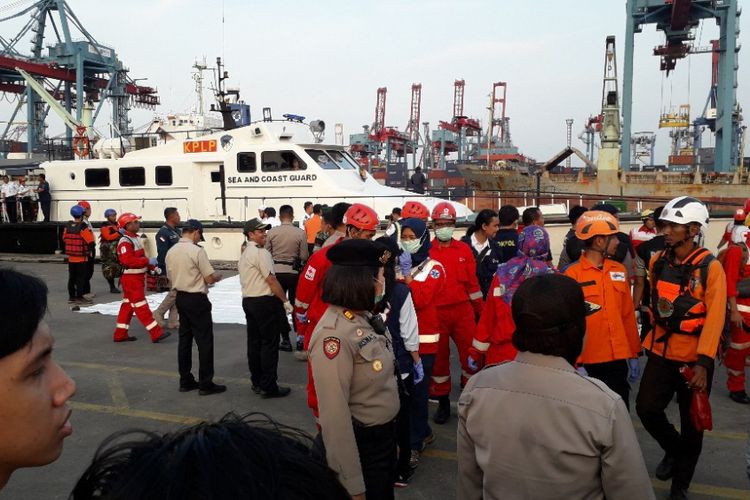 Kapal KNP 348 milik KPLP Tanjung Priok telah bersandar di JICT 2 Pelabuhan Tanjung Priok menurunkan sejumlah temuannya, Senin (29/10/2018).