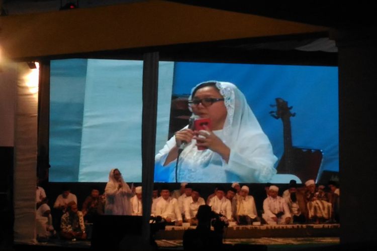 Putri pertama Presiden ke-4 RI, Abdurrahman Wahid, Alissa Qotrunnada Munawaroh Wahid saat memberikan sambutan dalam Haul ke-9 Gus Dur di kediamannya, Ciganjur, Jakarta Selatan, Jumat (21/12/2018). 
