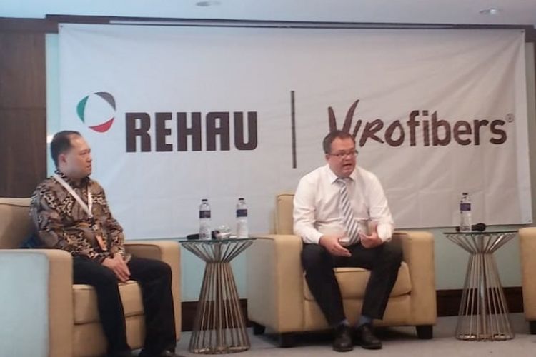 Executive Vice President PT Polymindo Permata Johan Yang (kiri) dan Chairman for South East Asia Rehau Ltd David Herensperger (kanan) saat ditemui di Jakarta, Senin (11/3/2019).