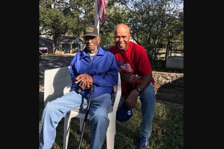 Veteran Perang Dunia II Richard Overton (kiri) bersama sepupunya Volma Overton Jr.