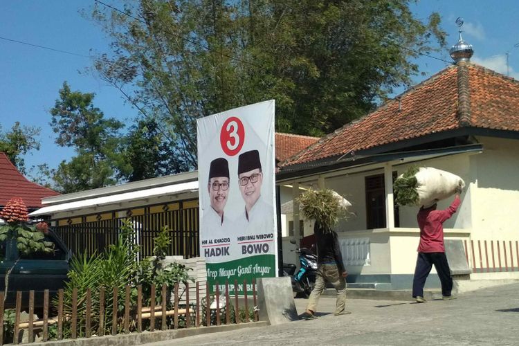 Depan rumah M. Al Khadziq, di Dusun Greges Desa Greges Kecamatan Tembarak, Kabupaten Temanggung, Jawa Tengah, Sabtu (14/7/2018).