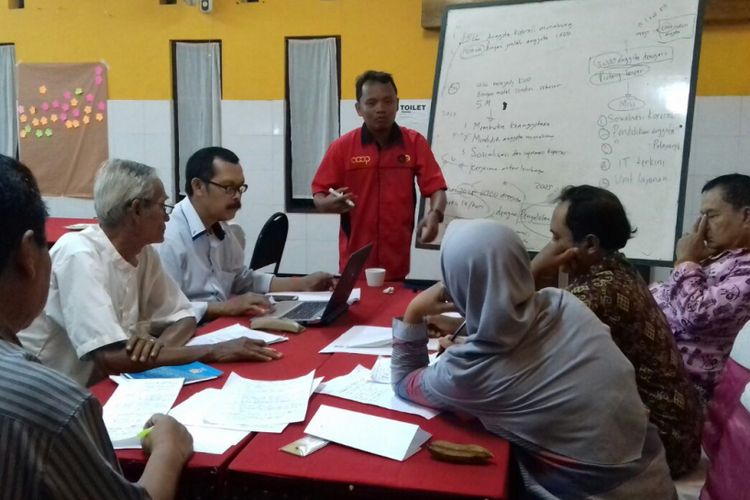 Sesi diskusi kelompok pada Lokakarya Koperasi Perubahan dengan peserta KUD se-Jawa Tengah.