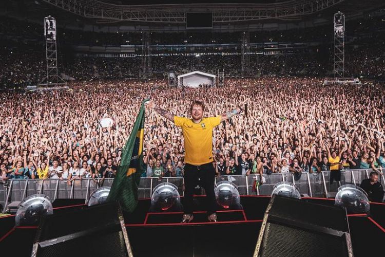 Ed Sheeran saat berada di panggung konsernya di Sao Paulo, Brasil, pada Februari 2019.