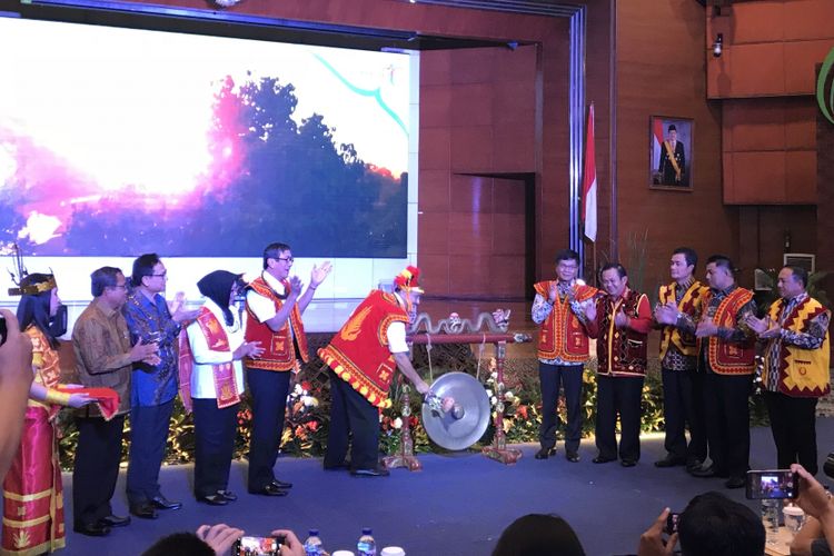 Peresmian launching Yaahowu Nias Festival 2018 ditandai pemukulan gong oleh Menteri Pariwisata, Arief Yahya (25/06/2018).