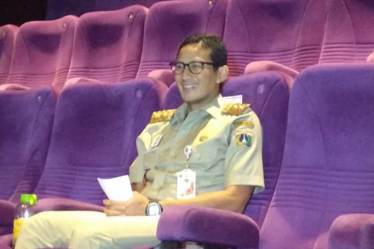 Wakil Gubernur DKI Jakarta Sandiaga Uno menonton film Partikelir di Blok M Square, Senin (16/4/2018). 