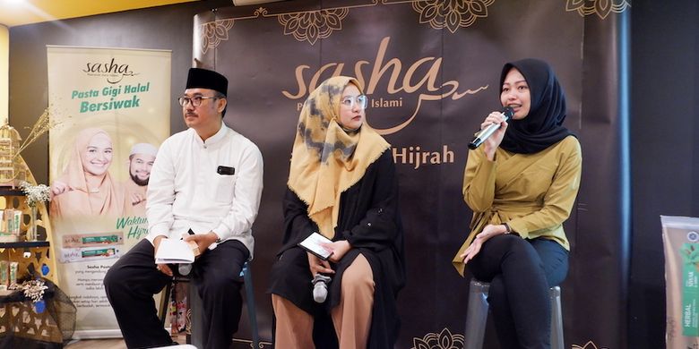 Ketua LPPOM MUI, Dr.Lukmanul Hakim,Media, Ketua Umum Badan Kontak Majelis Taklim Syifa Fauziah, dan brand manager Sasha, Danti Nastiti, dalam diskusi di Jakarta (9/5).