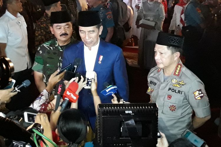 Presiden Joko Widodo didampingi Panglima TNI Marsekal Hadi Tjahjanto dan Kapolri Jenderal Tito Karnavian di Mabes TNI, Jakarta Timur, Selasa (5/6/2018).