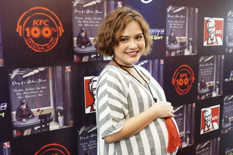 Penyanyi Mytha Lestari dalam peluncuran album Story of a Broken Heart di sebuah restoran cepat saji di kawasan Kemang, Jakarta Selatan, Rabu (25/7/2018).