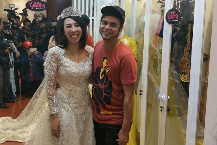 Rio Reifan dan calon istrinya, Henny Mona, saat melakukan fitting busana pengantin di Perumahan Jatinegara Baru, Jakarta Timur, Kamis (28/6/2018) sore. 