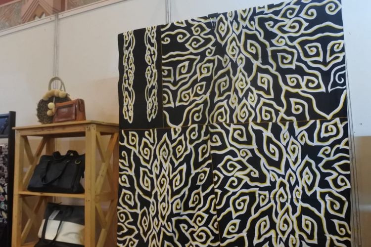 Batik Garuda Kujang Kencana dan Batik Ironman atau Batik Telor Ceplok dipamerkan dalam Pameran Legenda Batik Nusantara. Pameran itu akan berlangsung hingga 3 Februari 2019.