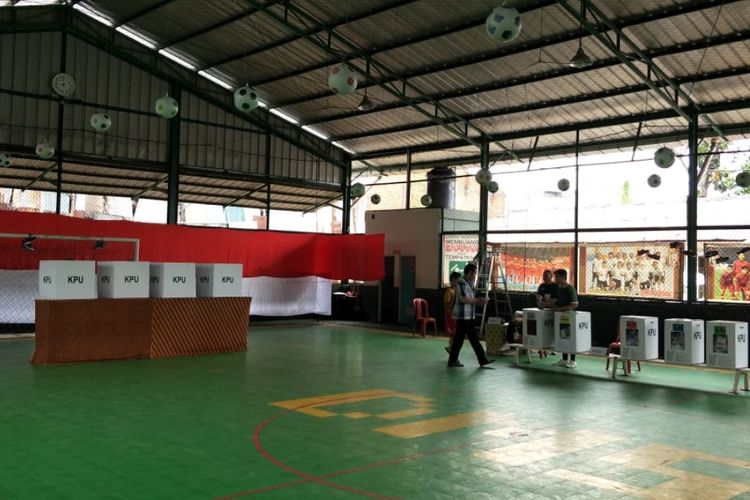 Unik, TPS 097, Kelurahan Kranji, Bekasi Barat, Kota Bekasi ini mengusung tema sepak bola serta berlokasi di lapangan futsal, Rabu (17/4/2019).