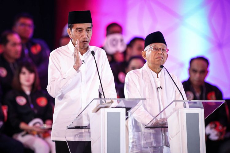 Pasangan calon presiden dan wakil presiden nomor urut 1, Joko Widodo dan Maruf Amin memberikan penjelasan saat debat pilpres pertama di Hotel Bidakara, Jakarta Selatan, Kamis (17/1/2019). Tema debat pilpres pertama yaitu mengangkat isu Hukum, HAM, Korupsi, dan Terorisme.