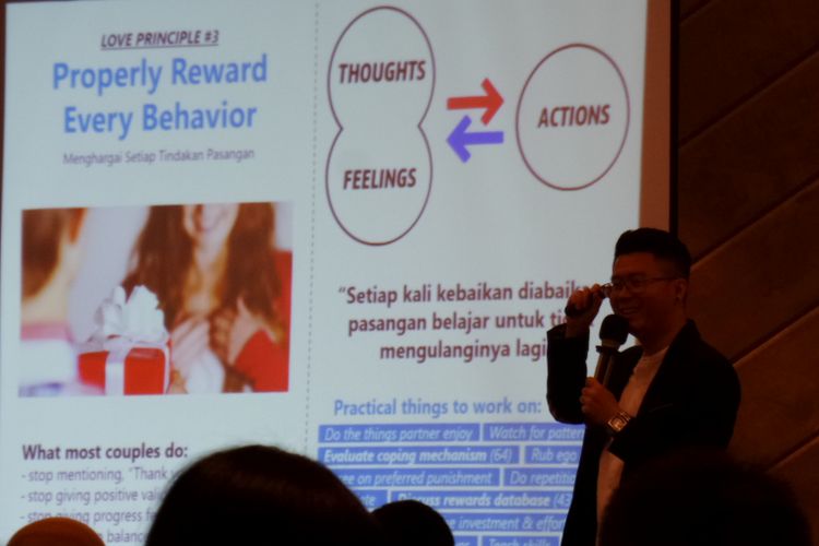 Relationship Coach sekaligus Pendiri KelasCinta.com Kei Savourie dalam seminar bertajuk Relationship Blueprint yang diselenggarakan di Grand Orchardz Kemayoran, Jakarta, Sabtu (13/10/2018).