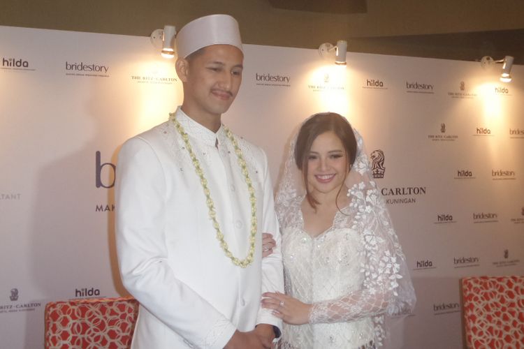 Shafa Tasya Kamila dan Randi Wardhana Bachtiar berfoto dalam jumpa pers pernikahan mereka di Mutiara Ballroom, The Ritz-Carlton Hotel, Mega Kuningan, Jakarta Selatan, Minggu (5/8/2018).