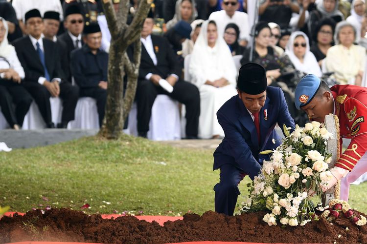 Presiden Joko Widodo meletakkan karangan bunga di makam Ibu Ani Yudhoyono di Taman Makam Pahlawan Kalibata, Jakarta, Minggu (2/6/19).