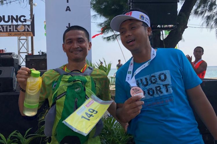 Rahman (baju hijau), ajudan Wakil Gubernur DKI Jakarta Sandiaga Uno yang ikut lari dalam Tidung Aquathlon, Minggu (6/5/2018). 