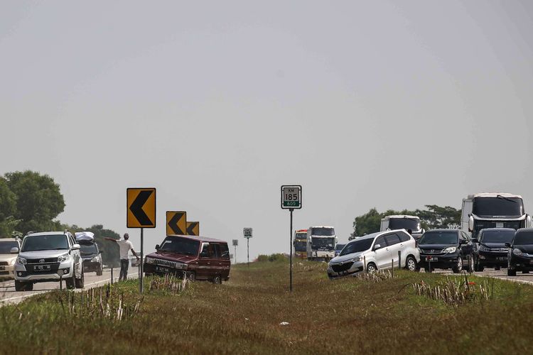 Kendaraan pemudik dari arah Jakarta melewati jalan tol cikopo palimanan di Jawa Barat, Minggu (2/6/2019). Sistem satu arah atau one way mulai diterapkan di jalan tol Jakarta-Cikampek hingga tol Batang-Semarang di Jawa Tengah pada H-6 Lebaran 2019, Kamis (30/5).