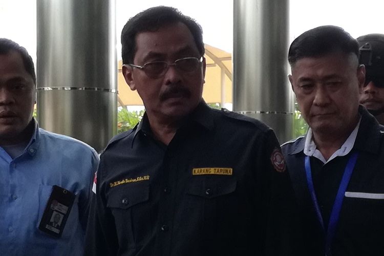 Gubernur Kepulauan Riau Nurdin Basirun bersama sekitar lima orang lainnya tiba di Gedung Merah Putih Komisi Pemberantasan Korupsi (KPK), Jakarta, Kamis (11/7/2019).