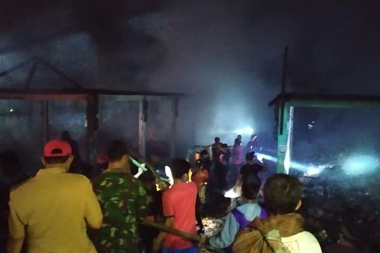 Pasar tradisional di Desa Tunjungmuli, Kecamatan Karangmoncol, Kabupaten Purbalingga, Jawa Tengah, terbakar, Sabtu (24/8/2019) malam.