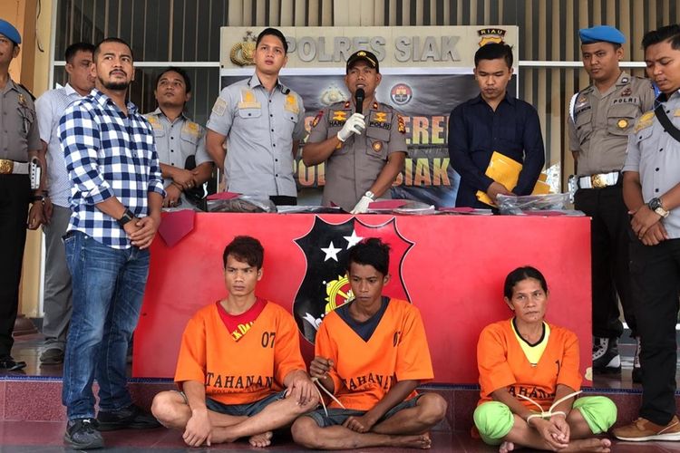 Polres Siak melakukan konferensi pers pengungkapan kasus istri bayar dua pemuda untuk membunuh suaminya di Kabupaten Siak, Riau, Rabu (4/9/2019).