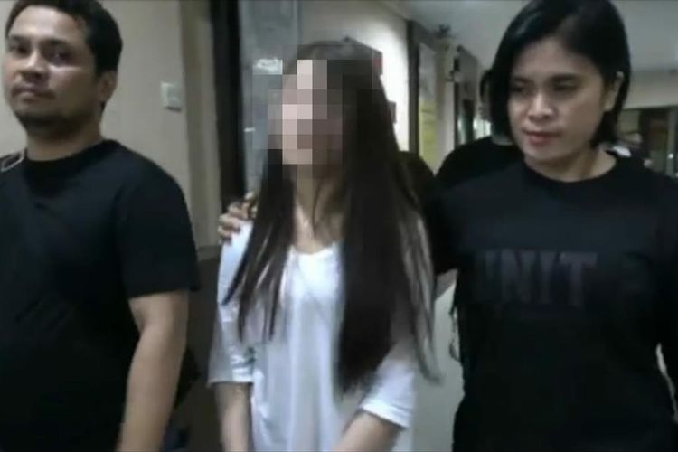 LX (22), tengah, warga asal China yang diamankan polisi dalam kasus penyelundupan narkoba jenis sabu-sabu asal Amerika Serika (AS).