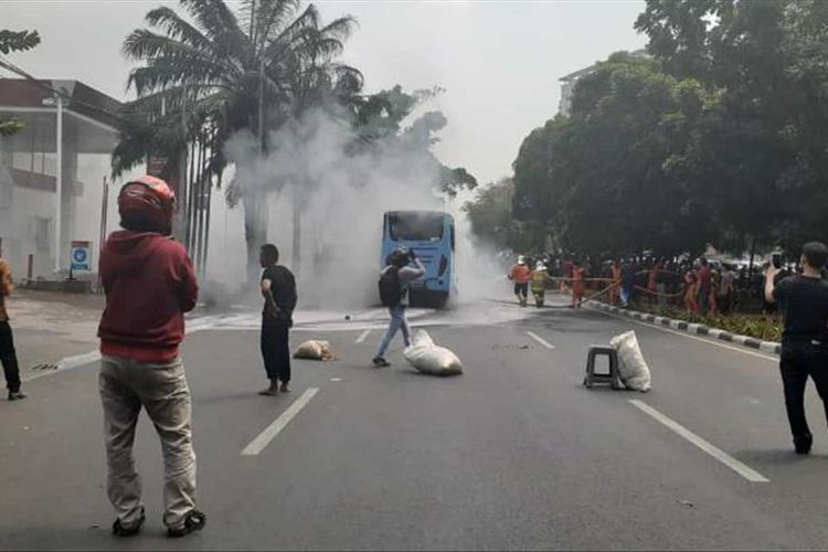 Sebuah minibus Transjakarta jurusan Kampung Melayu-Pulogebang terbakar di Jalan Basuki Rahmat tepatnya depan pom bensin Basuki Rahmat, Cipinang Besar Selatan, Jatinegara, Sabtu (20/7/2019) pukul 11.45.
