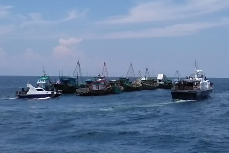 Sebanyak 13 kapal nelayan asing berbendera Vietnam siap ditenggelamkan di perairan Pulau Datuk, Kabupaten Mempawah, Kalimantan Barat, Sabtu (4/5/2019).