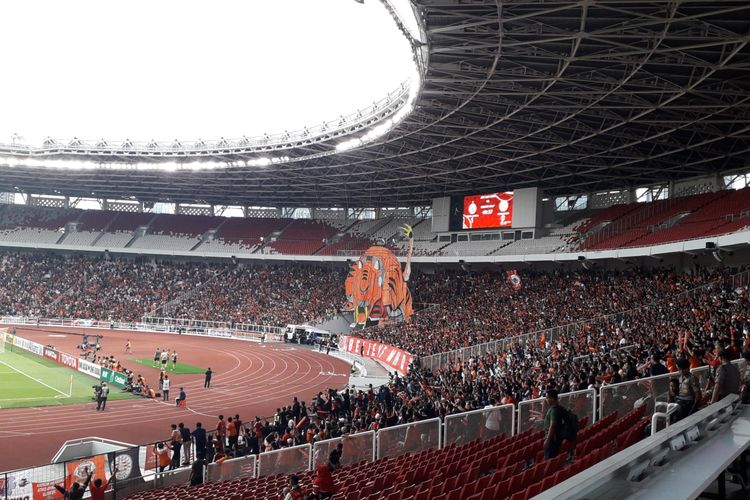 Koreografi yang dilakukan Jakmania saat laga lanjutan Piala AFC antara Persija Jakarta vs Ceres Negros di Stadion Utama Gelora Bung Karno, Jakarta, Selasa (23/4/2019) sore.