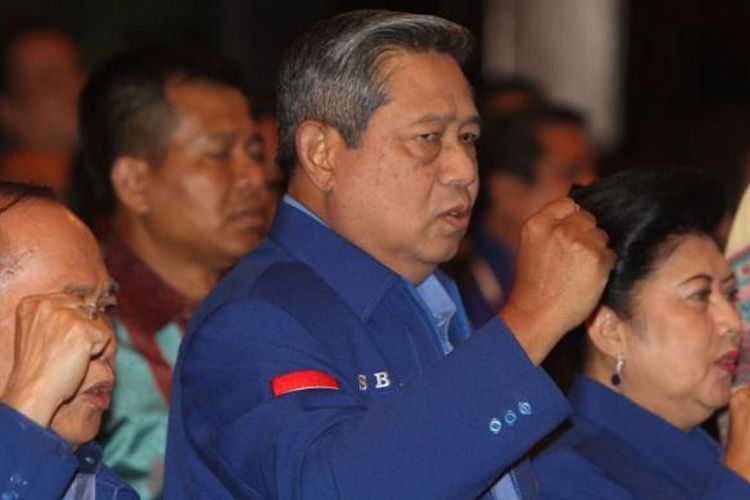 Ketua Umum Partai Demokrat Susilo Bambang Yudhoyono didampingi Ibu Ani Yudhoyono, dan Ketua Harian PD Syarief Hasan saat Rapimnas Partai Demokrat di Jakarta Pusat, Minggu (18/5/2014). Rapimnas ini mengagendakan pengambilan keputusan beberapa pilihan terkait pilpres mendatang yakni berkoalisi dengan parpol lain membentuk poros baru atau mengambil sikap sebagai partai oposisi.