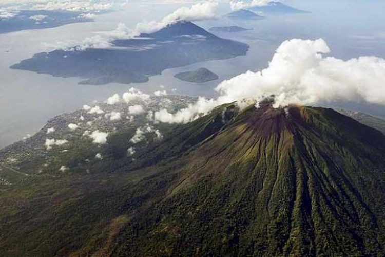 Gunung Gamalama di Ternate, Maluku Utara, mengeluarkan asap tipis dari kawah, Jumat (11/3/2016). Gamalama adalah salah satu gunung aktif di Indonesia.