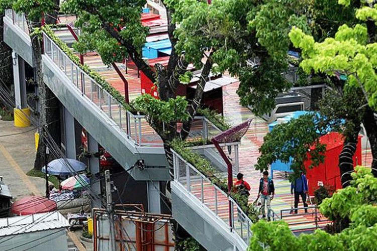 Jembatan layang khusus pejalan kaki dan pedagang kaki lima yang bernama Teras Cihampelas dibangun di atas Jalan Cihampelas, Bandung, Jawa Barat, dan mulai digunakan Rabu (1/2/2017). Jembatan setinggi 4,6 meter, lebar 9 meter, dan panjang 450 meter di atas jalan raya ini merupakan solusi penataan pedagang kaki lima di tengah sulitnya mencari lahan.