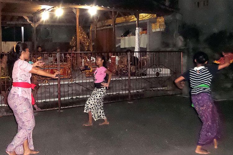 Tiga penari berlatih tari Legong Kupu-kupu Tarum di halaman Pura Samuan Tiga, Desa Bedulu, Kabupaten Gianyar, Bali, Kamis (4/5/2017) malam, diiringi Seka Legong Ganda Manik. Sejumlah pihak yang peduli merevitalisasi dan merekonstruksi sejumlah tari legong Bedulu sejak tahun 1980.