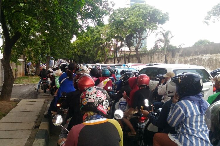 Kemacetan menuju Taman Margasatwa Ragunan dari arah Stasiun Tanjung Barat, Senin (1/1/2018).