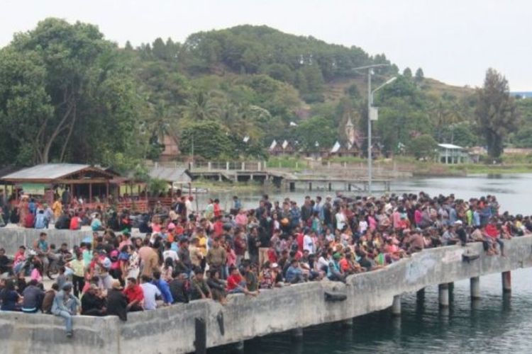 Keluarga dan kerabat korban memadati pelabuhan Simanindo Samosir, Selasa (19/6/2018) menunggu kepastian keluarganya yang hilang pada tenggelamnya KM Sinar Bangun di Prairan Danau Toba, Senin (18/6/2018) petang.