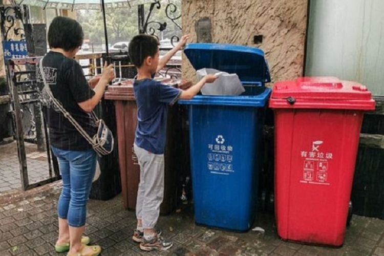 Penduduk Shanghai harus memilah sampah mereka dengan benar, atau terkena denda yang besar.