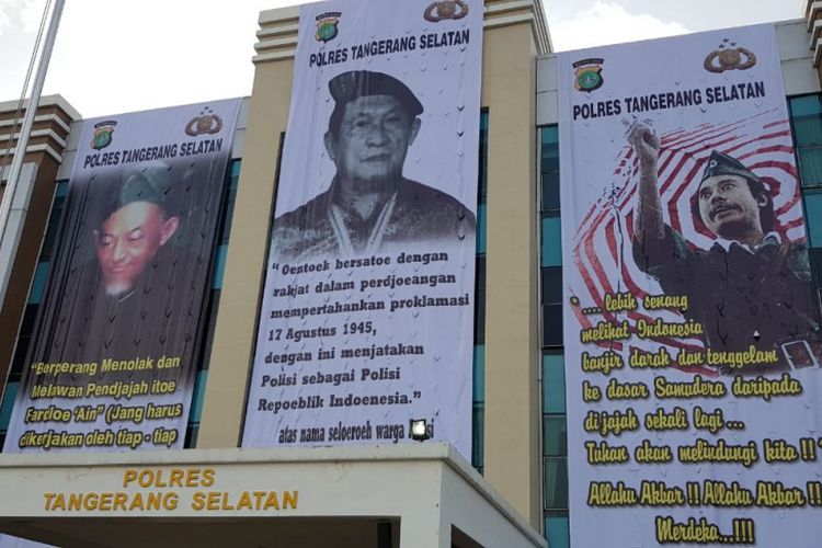 Gedung Polres Tangerang Selatan memajang spanduk besar tiga pejuang kemerdekaan