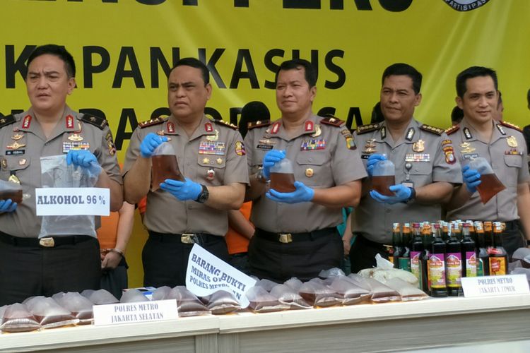 Kiri ke kanan: Kepala Biro Penerangan Masyarakat Divisi Humas Polri Brigjen Pol Muhammad Iqbal, Wakil Kepala Polri Komjen Pol Syafruddin, Wakapolda Metro Jaya Brigjen Purwadi, Kabid Humas Polda Metro Jaya Kombes Argo Yuwono, dan Kapolres Metro Jakarta Selatan Kombes Indra Jafar saat konferensi pers terkait miras oplosan di Mapolres Metro Jakarta Selatan, Rabu (11/4/2018). 