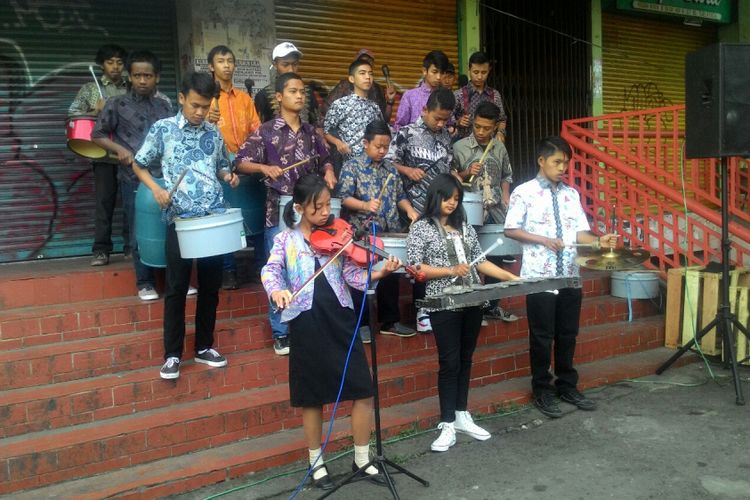 Drumblek khas Salatiga jadi pengiring lagi Indonesia Raya di upacara warga dan pedagang pasar di K