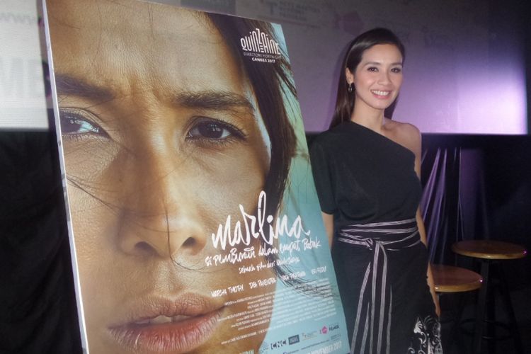 Marsha Timothy dalam peluncuran poster film Marlina si Pembunuh dalam Empat Babak di CGV Cinemas Grand Indonesia, Jakarta Pusat, Senin (25/9/2017) sore.