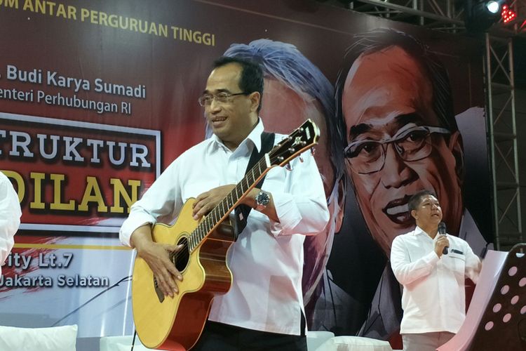 Menteri Perhubungan (Menhub) unjuk kebolehan memainkan alat musik kegemaran yakni gitar akustik elektrik.