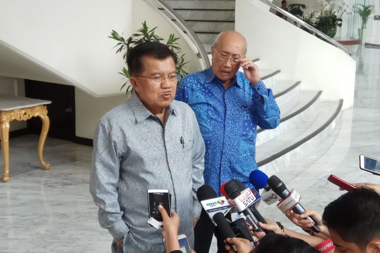 Wakil Presiden RI Jusuf Kalla mengatakan bahwa tak mungkin ada dua calon gubernur Jawa Barat dari Partai Golkar di Pilkada Jabar 2018 mendatang. Jakarta, Selasa (22/8/2017).