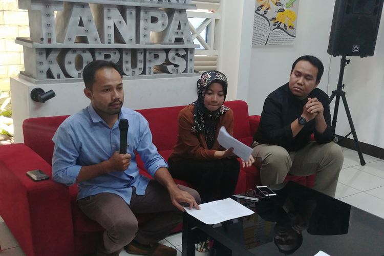 Koordinator ICW Donal Fariz, peneliti Divisi Korupsi Politik ICW, Almas Sjafrina, dan peneliti Perludem Fadli Ramadhani di Kantor ICW, Jakarta, Selasa (16/1/2018).
