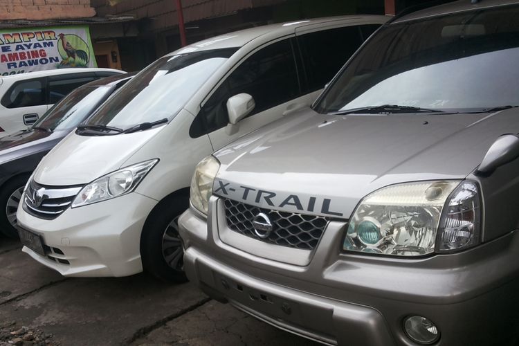 Deretan mobil bekas yang dijual di diler Auto Ritz, Jalan Tole Iskandar, Depok, Selasa (13/2/2018).