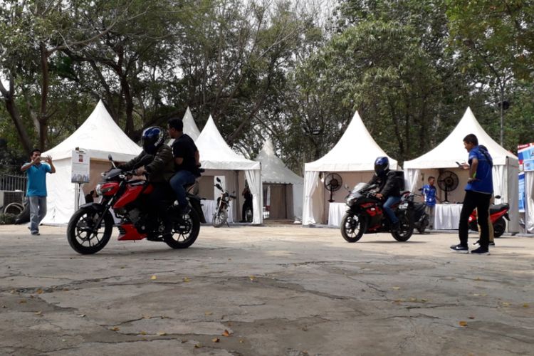 Pengunjung menjajal motor yang disediakan di area test ride di lokasi penyelenggaraan Otobursa Tumplek Blek 2018 di Gambir Expo, JIExpo Kemayoran, Jakarta, Sabtu (21/7/2018).