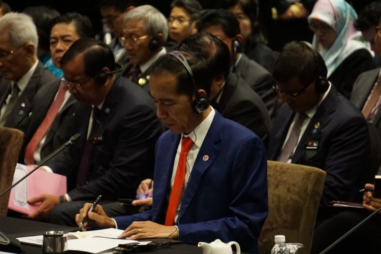 Presiden Joko Widodo di KTT ke-33 ASEAN di Singapura, Kamis (15/11/2018).
