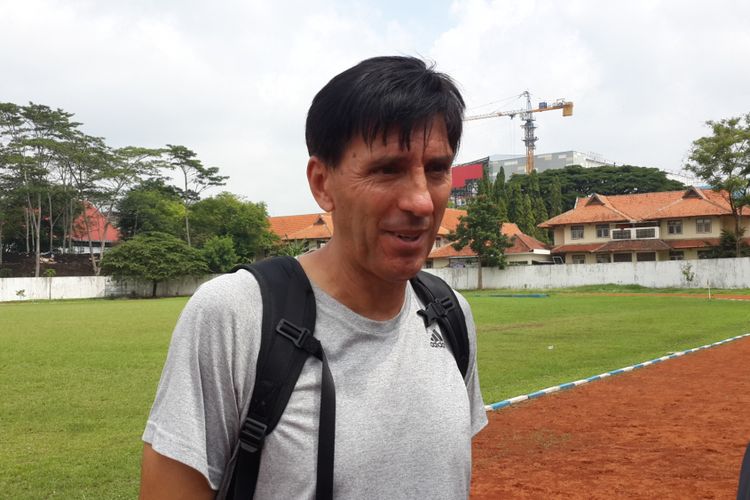 Pelatih Arema FC Milan Petrovic usai memimpin latihan di Stadion Cakrawala, Universitas Negeri Malang, Kota Malang, Rabu (28/11/2018).