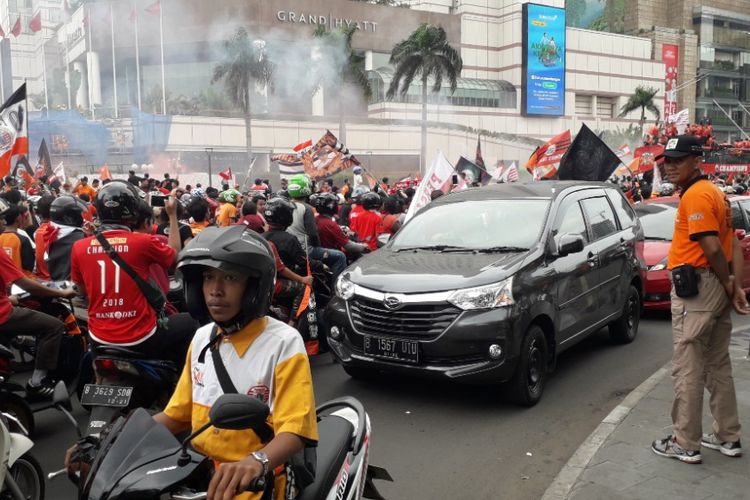 Massa The Jakmania memenuhi Jalan Mh Thamrin yang mengarah ke selatan di Bundaean Hotel Indonesia, Sabtu (15/12/2018).