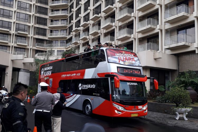 Bus tingkat atap terbuka yang membawa para pemain tim nasional U-22 Indonesia berkonvoi merayakan gelar juara Piala AFF U-22, Kamis (28/2/2019).