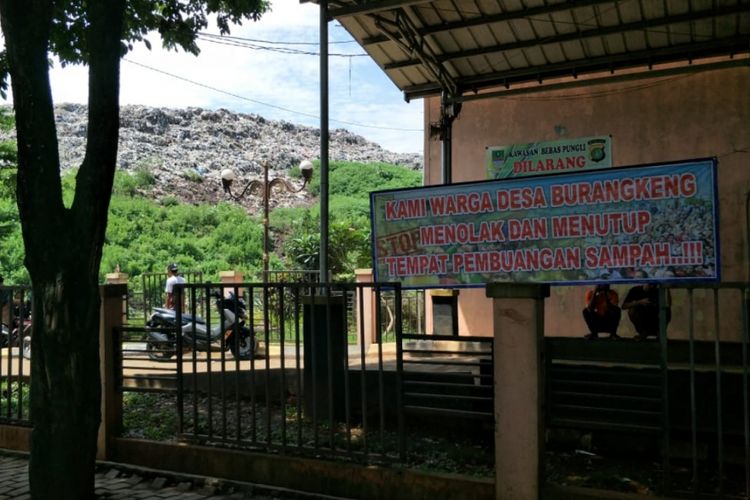 Tampak spanduk bertuliskan Kami Warga Desa Burangkeng Menolak dan Menutup Tempat Pembuangan Sampah dipasangan di area Tempat Pembuangan Akhir (TPA) Burangkeng, Kabupaten Bekasi, Senin (4/3/2019). 
